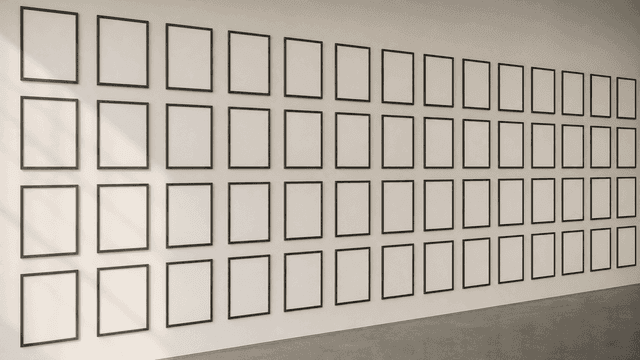 Lange helle Wand mit dutzenden voellig identischen, leeren Bilderrahmen in gleichmaessigem Raster