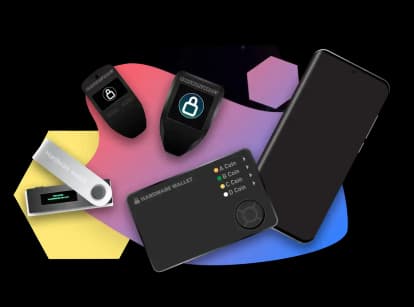 Mehrere Hardware-Wallets nebeneinander auf hellem Untergrund