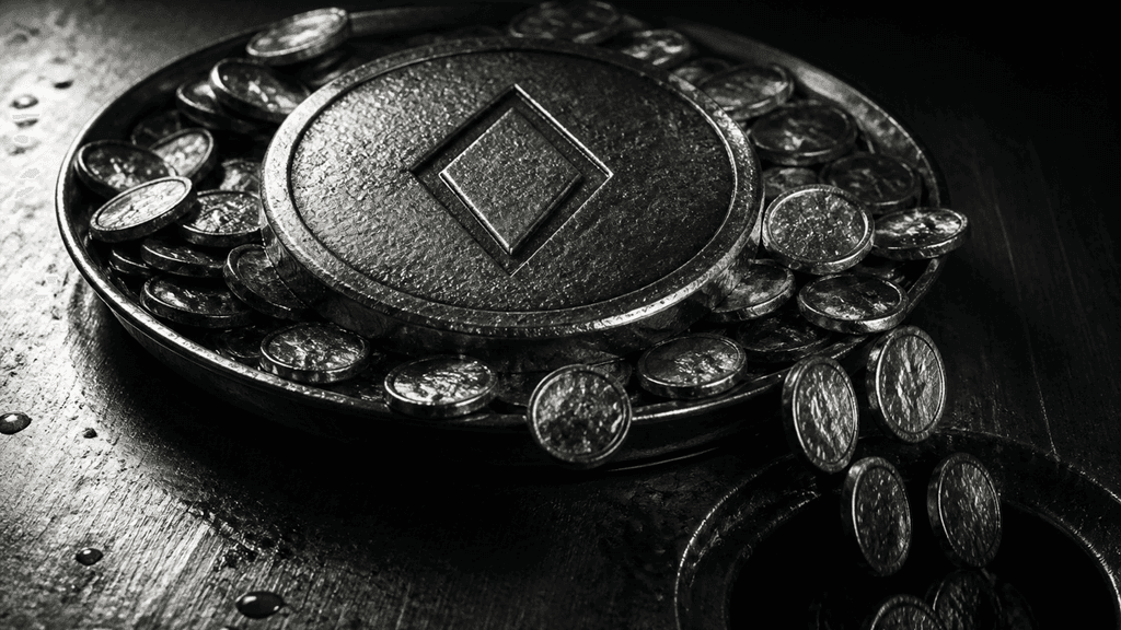 Randvolle Metallschale mit einer grossen gepraegten Muenze mit rautenfoermigem Symbol, ueberzaehlige Muenzen kippen ueber den Rand in einen dunklen Abfluss