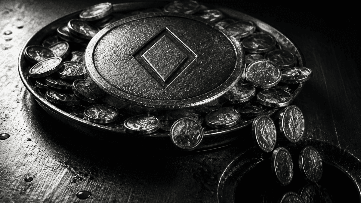 Randvolle Metallschale mit einer großen geprägten Münze mit rautenförmigem Symbol, überzählige Münzen kippen über den Rand in einen dunklen Abfluss