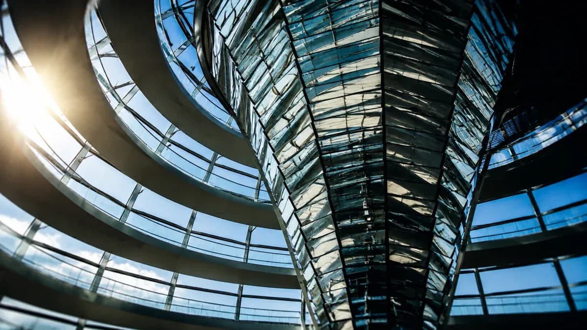 Glaskuppel des Reichstagsgebäudes von innen mit spiralförmigen Rampen und dem verspiegelten Kegel in der Mitte