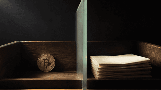 Zwei durch eine dicke Glastrennwand getrennte Holzablagen auf einem Schreibtisch, links eine Münze mit eingeprägtem Bitcoin-Symbol, rechts ein Stapel leerer Papierbögen