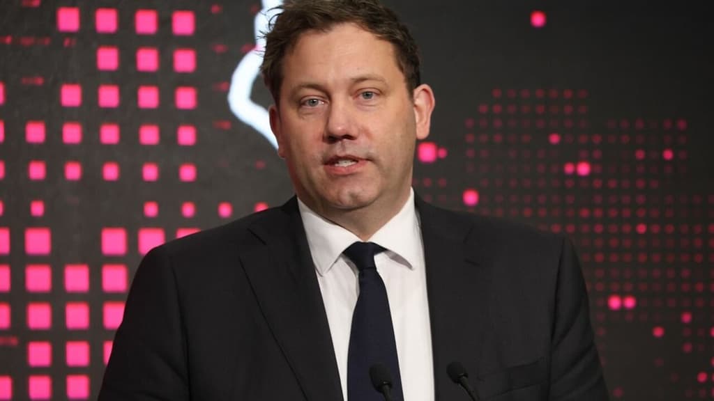 Bundesfinanzminister Lars Klingbeil am Rednerpult, Aufnahme vom 4. Februar 2026