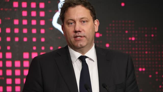 Bundesfinanzminister Lars Klingbeil am Rednerpult, Aufnahme vom 4. Februar 2026