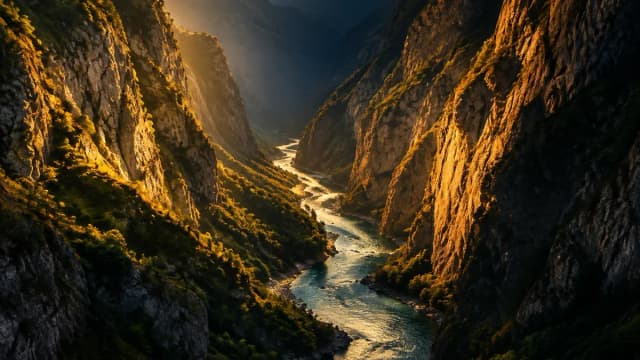 Ein enges Tal zwischen zwei steilen Felswänden im Abendlicht