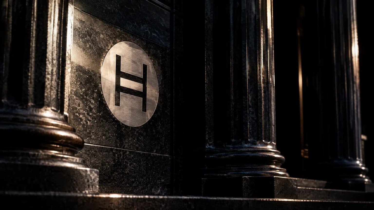 Nächtliches Säulenportal aus dunklem Granit mit dem Hedera-Zeichen als Metallintarsie in der Steinwand