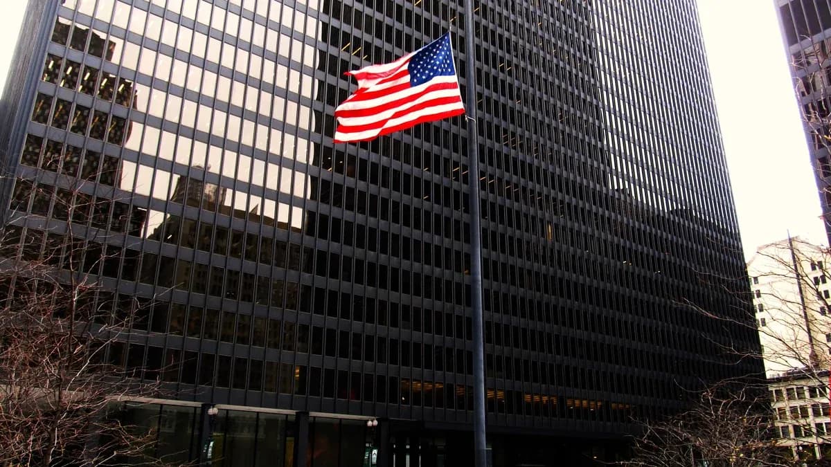 Dunkle Hochhausfassade des Dirksen-Bundesgerichts in Chicago mit wehender US-Flagge davor