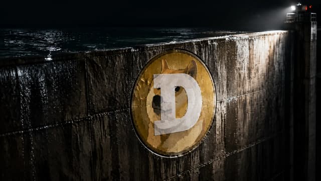 Nasse Betonmauer eines Stauwehrs bei Nacht, das Wasser steht dicht unter der Markierungskante, in den Beton ist das Dogecoin-Zeichen als Metallintarsie eingelassen