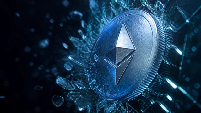 Silberblaue Münze mit Rautensymbol durchbricht eine dicke Glasscheibe, Scherben fliegen