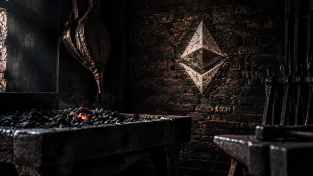 Erkaltete Schmiedeesse in einer dunklen Werkhalle, in der Kohlenschale glimmt nur noch ein einzelner Glutrest, in der Ziegelwand dahinter das Ethereum-Zeichen