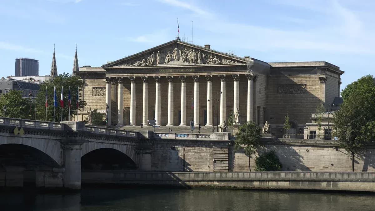 Säulenfassade des Palais Bourbon, Sitz der französischen Nationalversammlung, über der Seine mit Brücke im Vordergrund
