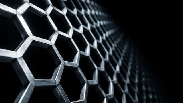Sechseckiges Metallgitter verliert sich im Dunkel