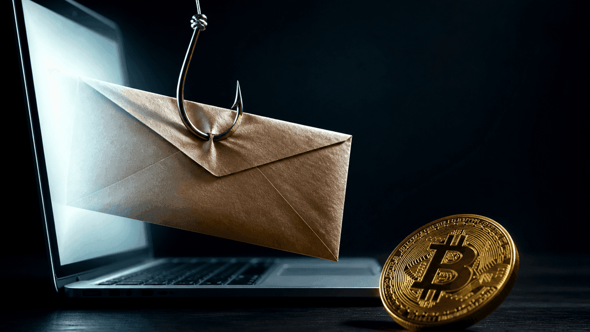 Stahl-Angelhaken zieht einen versiegelten Briefumschlag aus einem leuchtenden Laptop-Bildschirm, davor eine Goldmünze mit Bitcoin-Zeichen