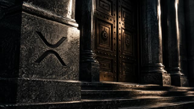 Nächtliches Säulenportal eines Notenbankgebäudes aus dunklem Granit mit geschlossenen Bronzetüren, im polierten Granitblock links des Eingangs das XRP-Zeichen als tiefe Intarsie