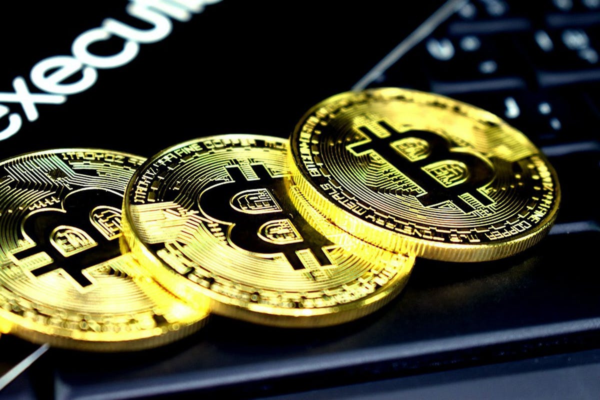 Bitcoin Kurs knackt die 10.000€ Marke, Altcoins werden abgehangt.